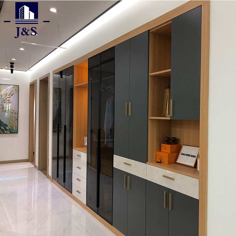 Skema desain kanggo apartemen cilik, ruang cilik lan panyimpenan gedhe