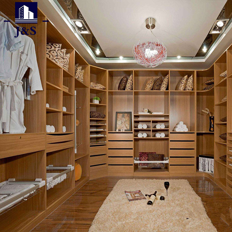 Elegan Modern Dibangun ing Closet Walk in Closet